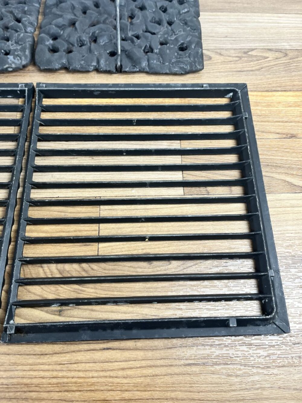 Jenn Air Range Set of 2 Cast Iron Lava Rock Grill & Grates with Handles Vtg - Picture 3 of 9